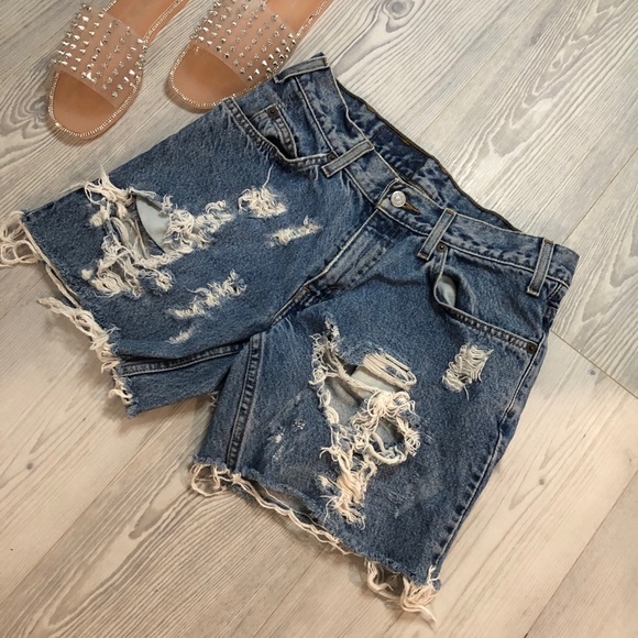 Distressed Levi Shorts 🦋 - Picture 3 of 4